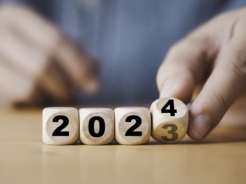Fire terninger, hvor der står "2023/2024".