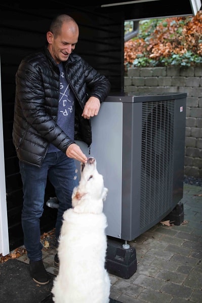 Michael og hunden foran METROAIR I8 varmepumpe