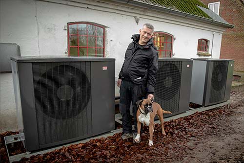 Carsten Keseler ved de tre varmepumper