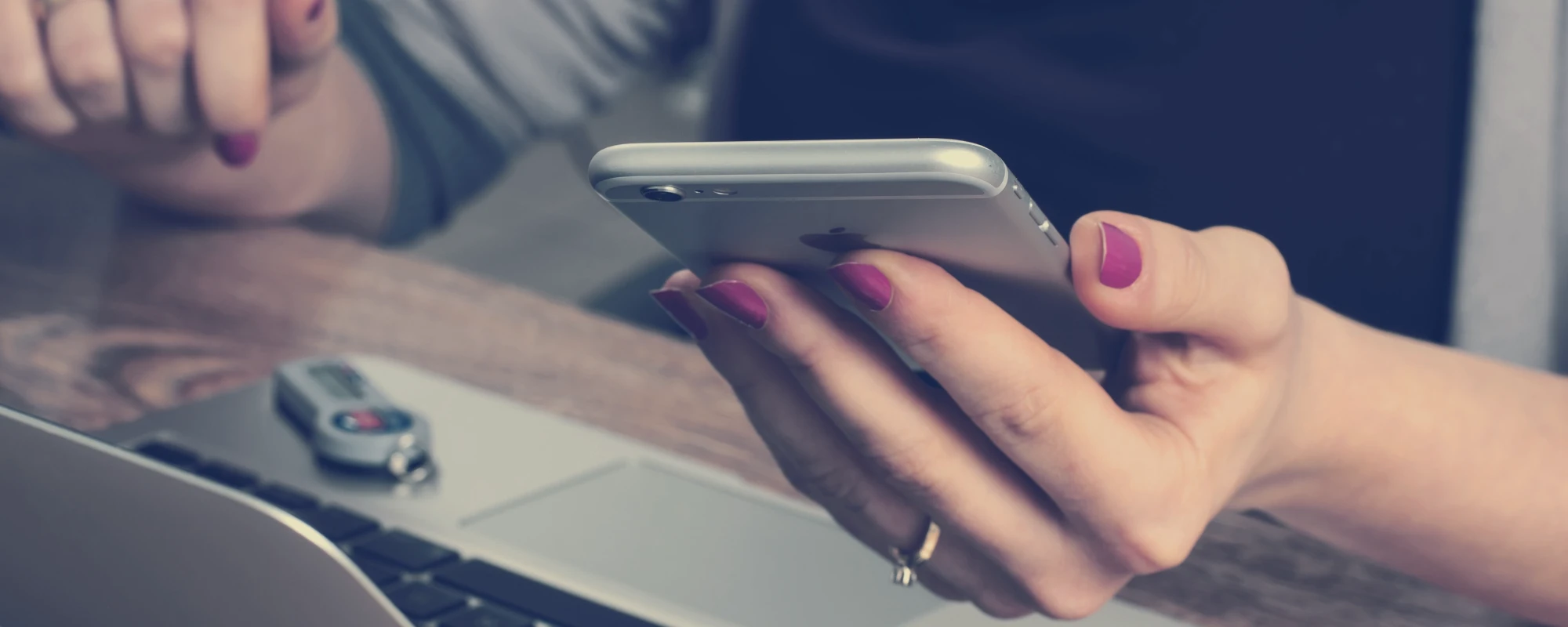 Billede af kvinde med smartphone