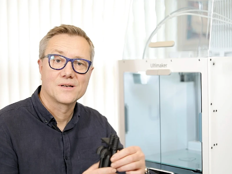 Kasper Korsholm Østergaard med 3D-printer