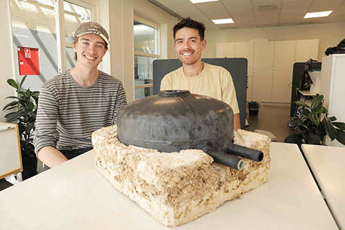 Lukas og Frederik foran varmtvandsbeholderen isoleret med svampekomposit
