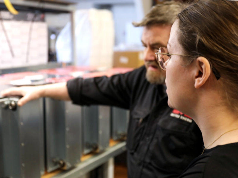 Lykke inspicerer Delta i produktionen