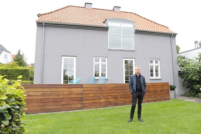 Dennis Jeppesen foran sit hus