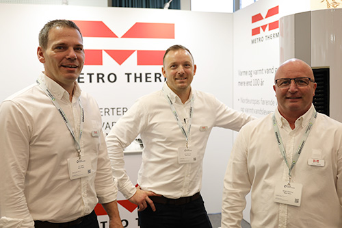 Tre mænd foran
  METRO THERM messestand
