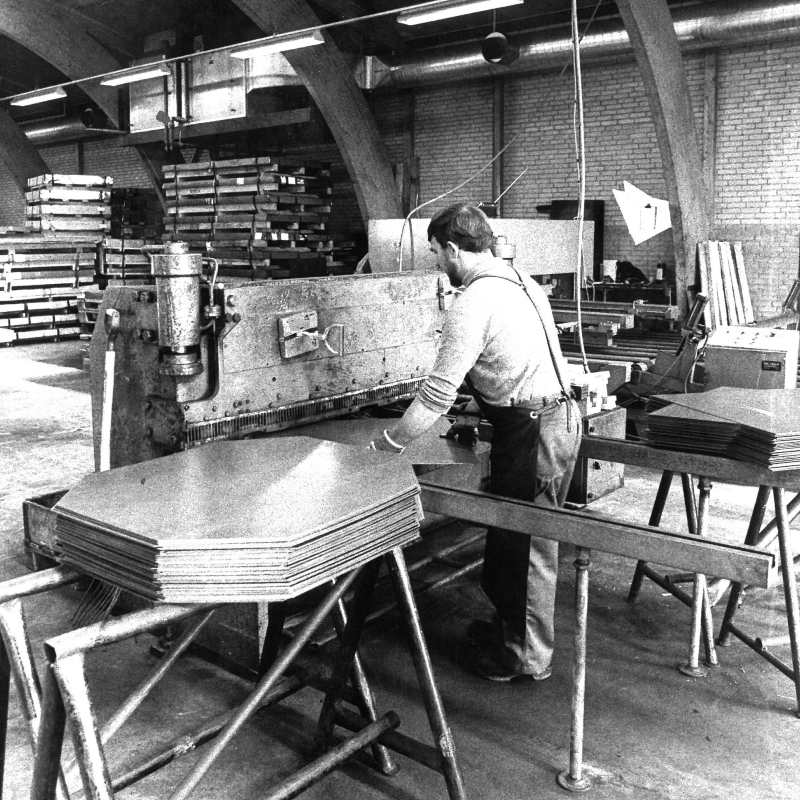 Mand på METRO
  THERMs fabrik, ældre billede