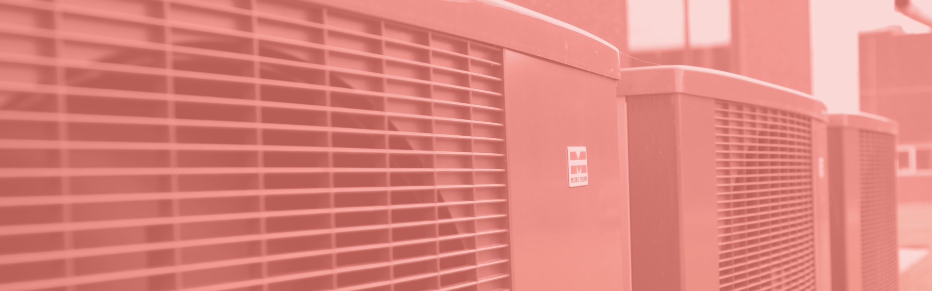Closeup af tre varmepumper med rødt filter